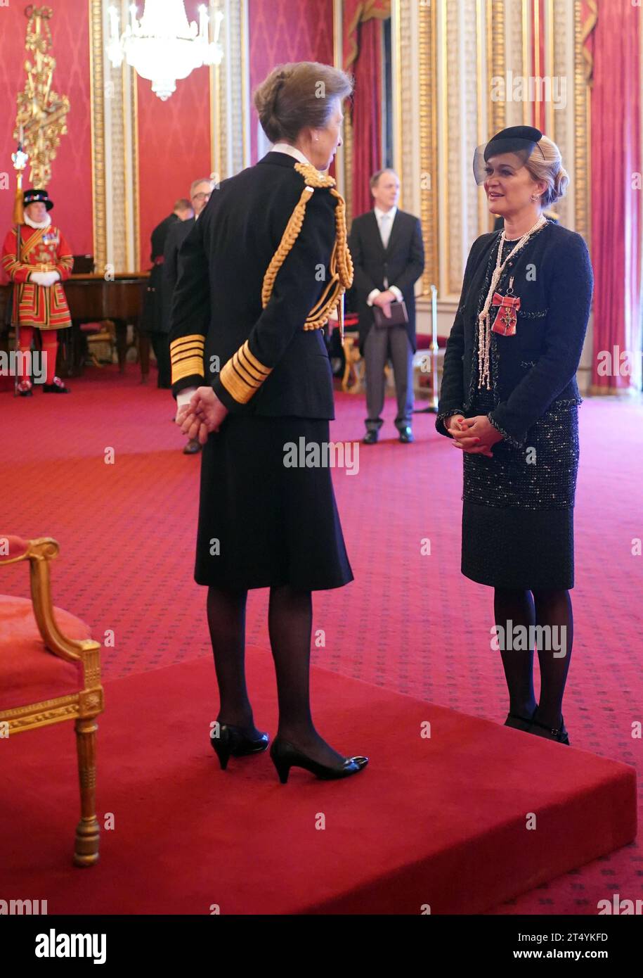 Emily Reuben, di Londra, co-fondatrice e amministratore delegato, Duchenne UK, è nominata ufficiale dell'ordine dell'Impero britannico dalla principessa reale a Buckingham Palace, Londra. L'onore riconosce i servizi di beneficenza e alle persone con distrofia muscolare di Duchenne. Data foto: Giovedì 2 novembre 2023. Foto Stock