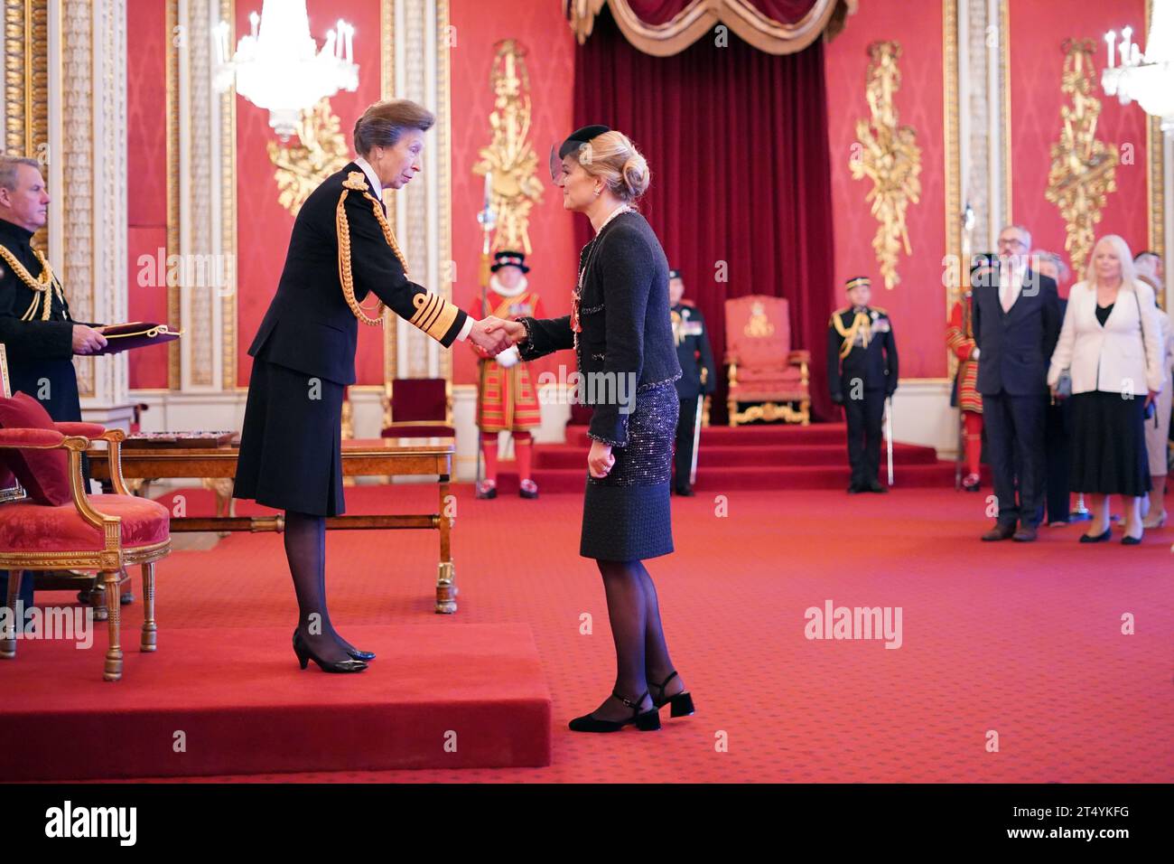 Emily Reuben, di Londra, co-fondatrice e amministratore delegato, Duchenne UK, è nominata ufficiale dell'ordine dell'Impero britannico dalla principessa reale a Buckingham Palace, Londra. L'onore riconosce i servizi di beneficenza e alle persone con distrofia muscolare di Duchenne. Data foto: Giovedì 2 novembre 2023. Foto Stock