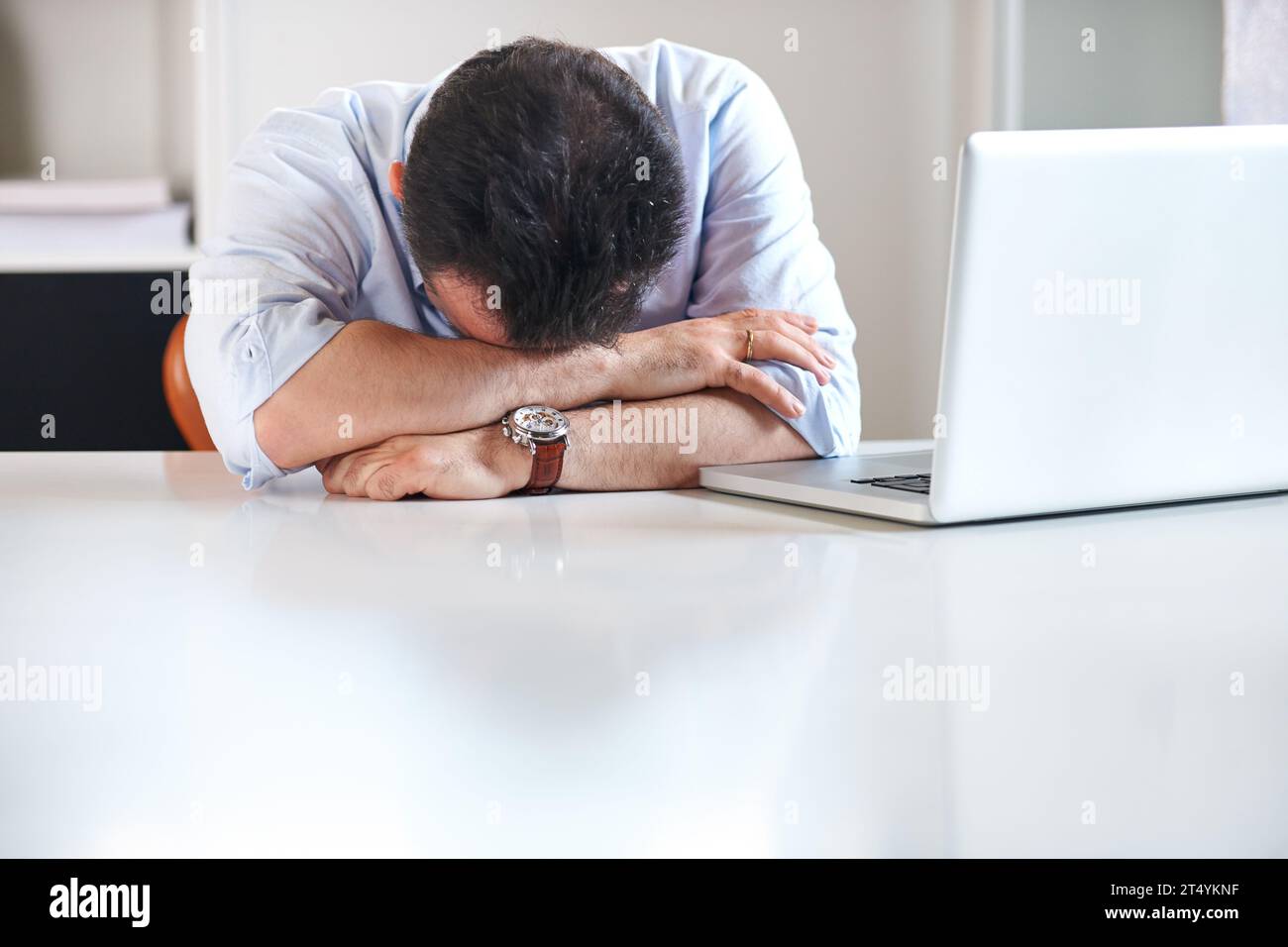Uomo d'affari, notebook e depressione per il fallimento, lo stress e la recessione finanziaria con errori, budget e cattive notizie. Contabile, pc e crisi d'ansia Foto Stock
