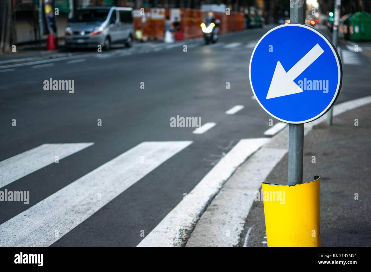 Il movimento dei segnali stradali mostra la direzione per più concetti Foto Stock