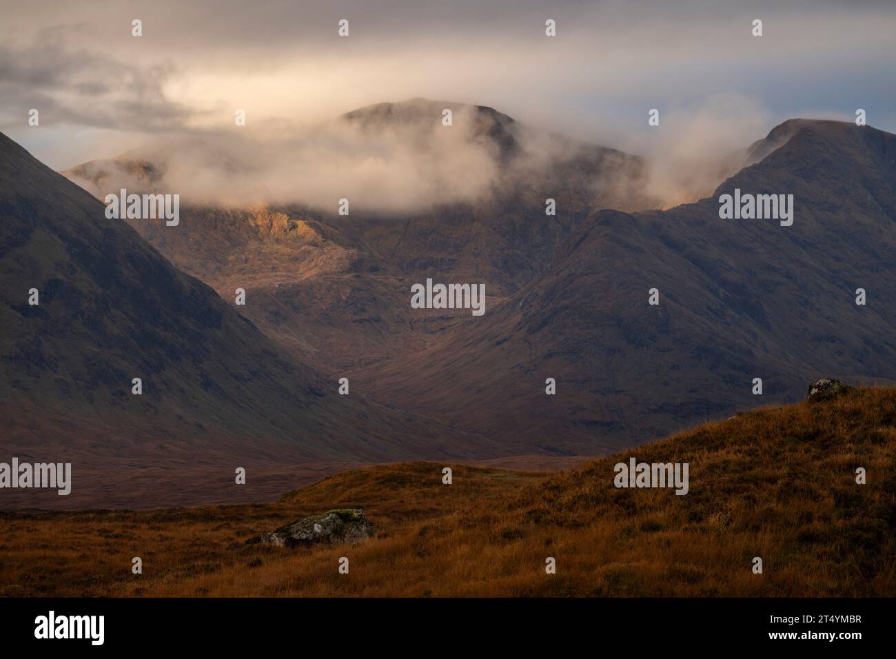 Black Mount nella nuvola mattutina, Rannoch Moor, Highlands, Scozia Foto Stock