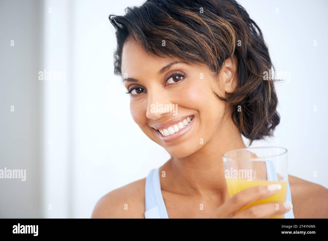 Succo d'arancia, bicchiere e ritratto di donna felice con salute colazione, nutrizione e vitamine c benefici per l'energia. Nutrizionista brasiliano, benessere e. Foto Stock