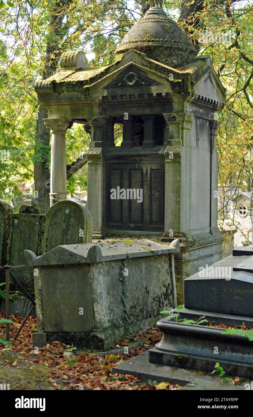 Un grande mausoleo e altre tombe nello storico cimitero di Père Lachaise a Parigi. Foto Stock