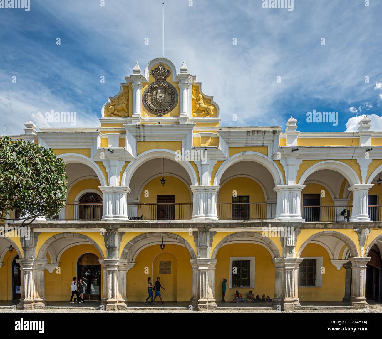 Guatemala, la Antigua - 20 luglio 2023: MUNAG, museo nazionale d'arte, facciata anteriore giallo-bianco, parte centrale con frontone arrotondato scolpito su agane superiori Foto Stock
