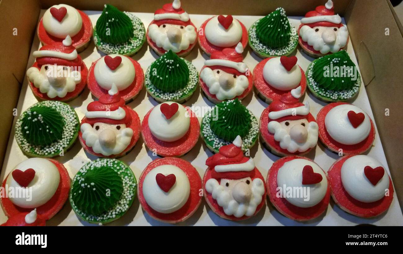 Cupcake di Natale con Babbo Natale e albero di Natale Foto Stock