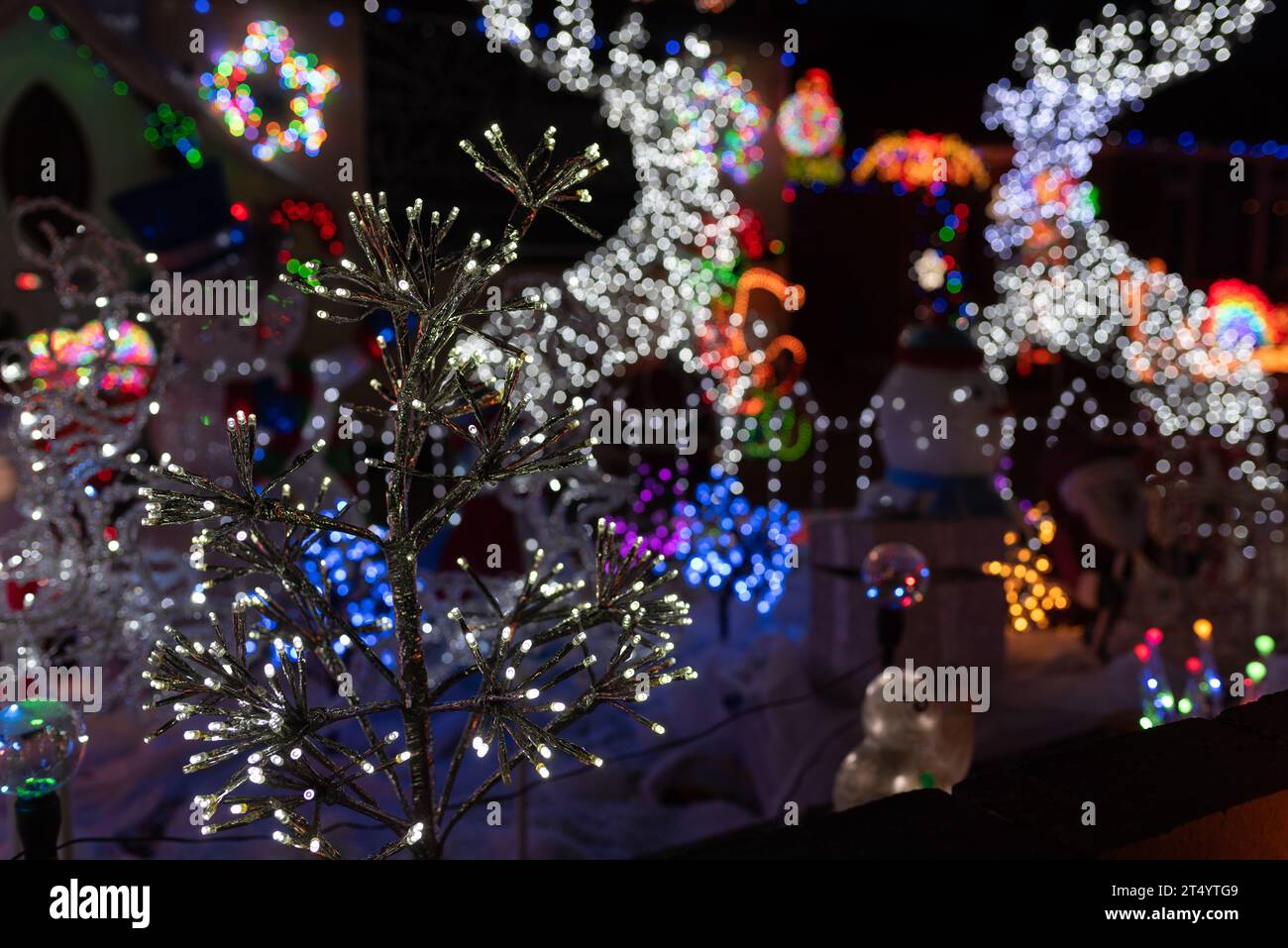 Luci per le feste natalizie decorazioni esterne Foto Stock