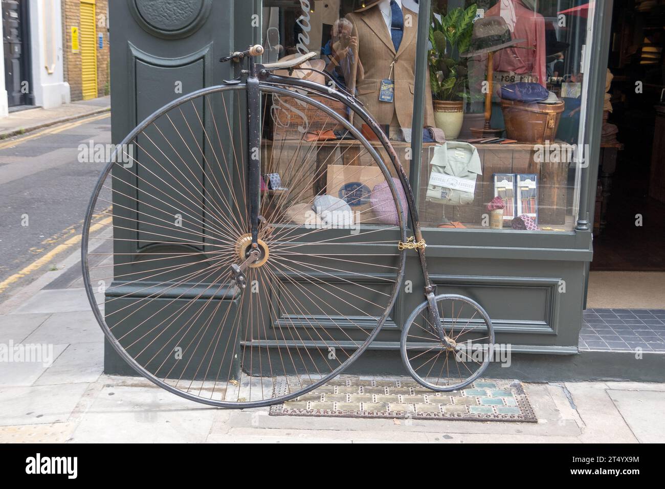Bicicletta vecchia di fronte a un elegante negozio di abbigliamento aristocratici inglesi, Londra, Inghilterra, Regno Unito Foto Stock
