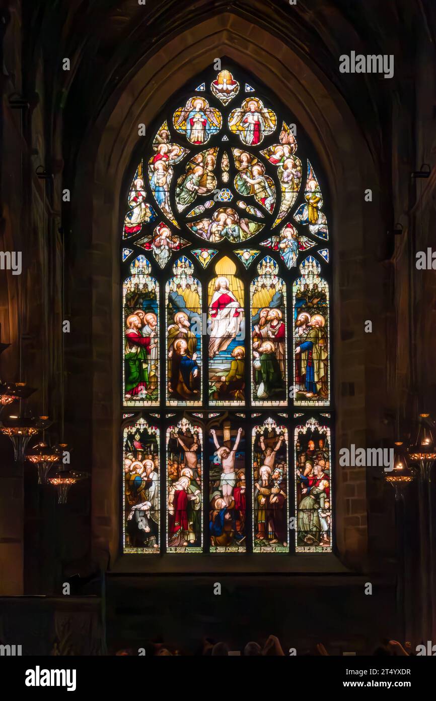 La vetrata centrale della Cattedrale di St Giles, Edimburgo, Scozia, Regno Unito. Foto Stock