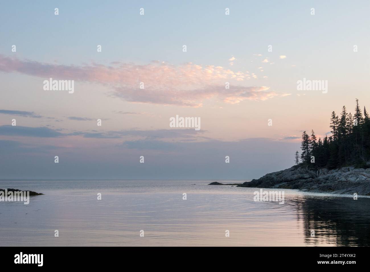 Vista sul St Lawrence River la mattina presto, nel villaggio di BIC, provincia di Quebec, Canada. Foto Stock