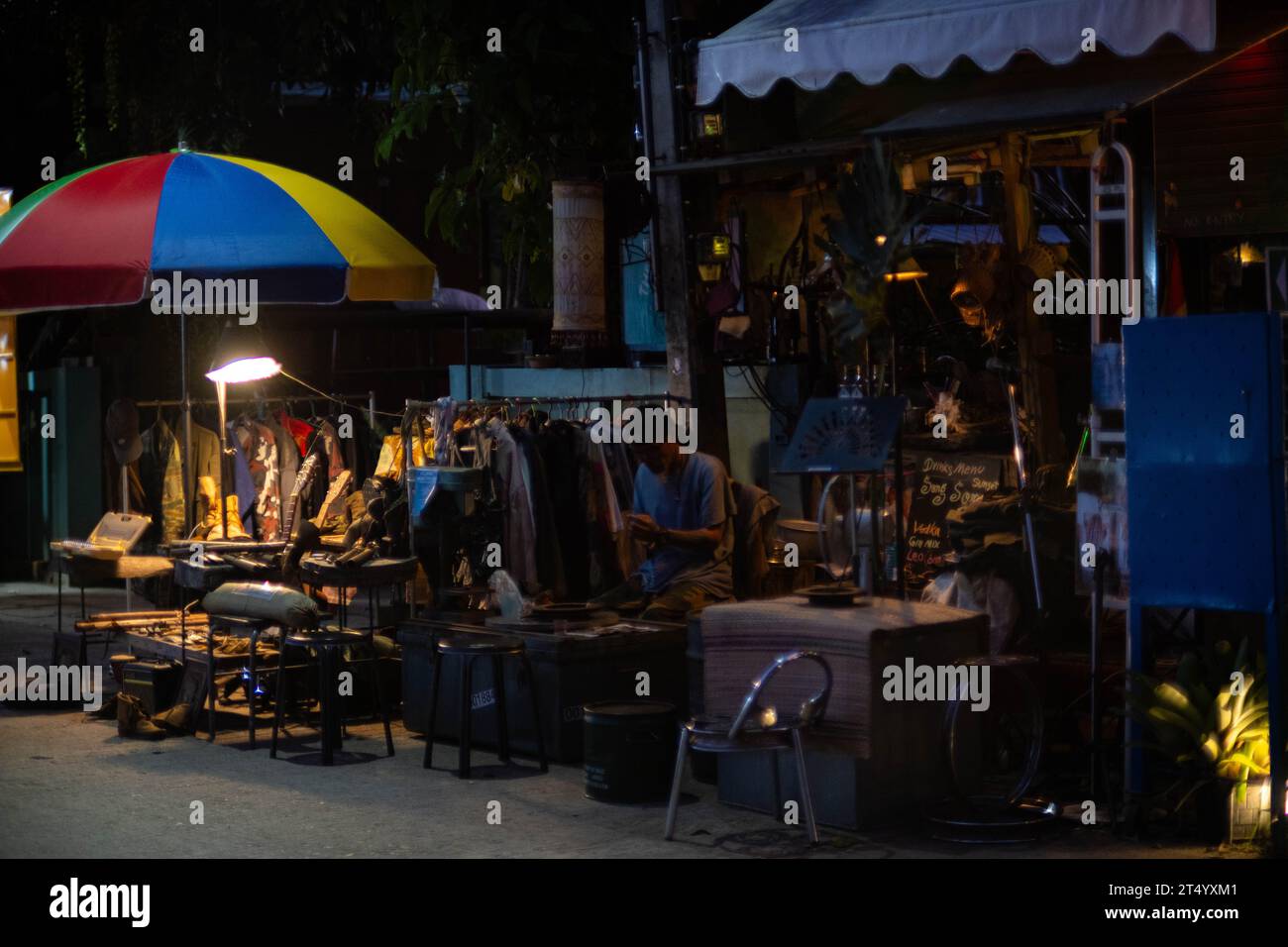 MAE HONG SON, THAILANDIA - 30 ottobre 2023: Mercato notturno a Pai, Thailandia settentrionale. PAI Walking Street Market, è un mercato di prodotti alimentari e artigianali che opera Foto Stock