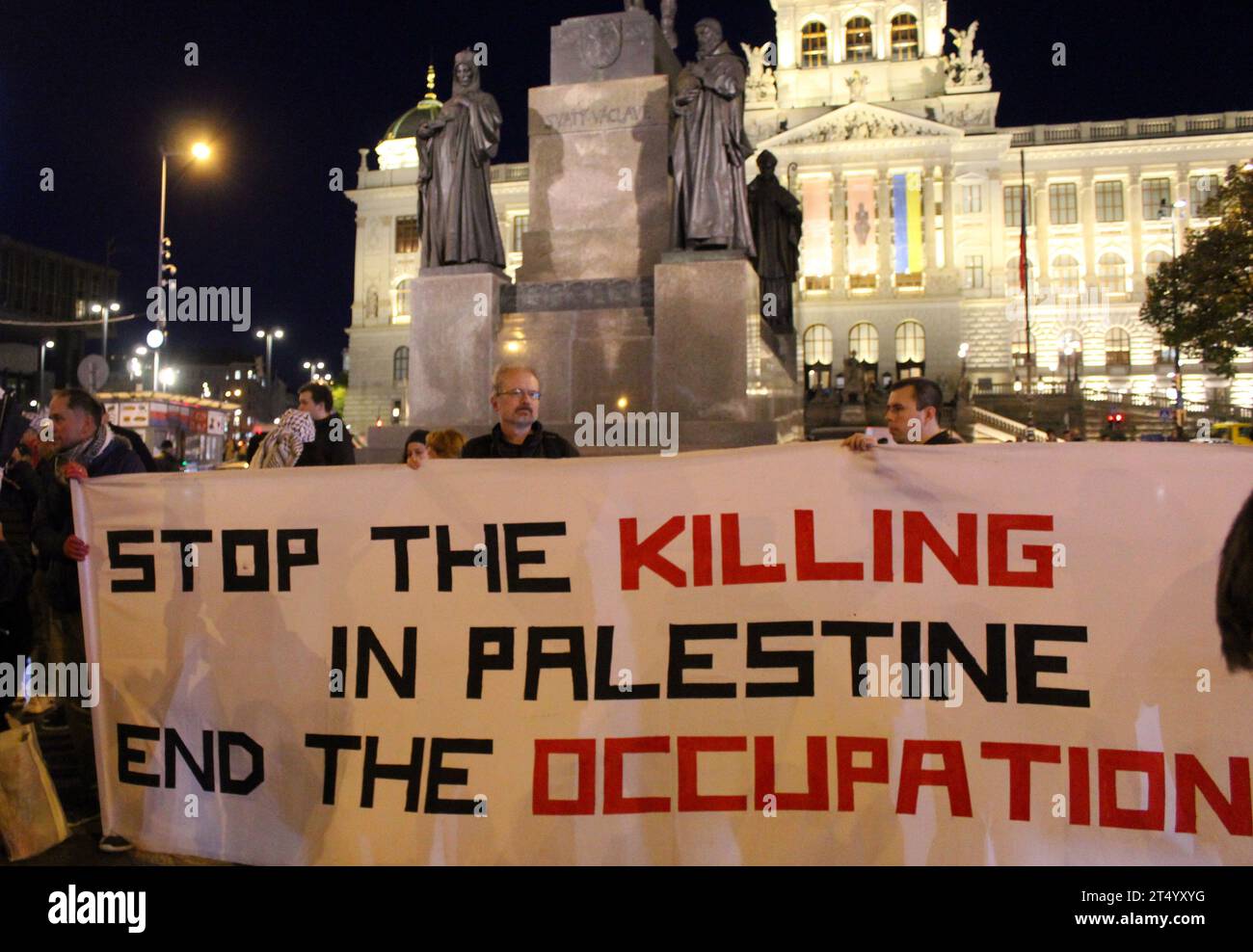 Circa 200 persone si sono riunite in Piazza San Venceslao a Praga, Repubblica Ceca, il 1° novembre 2023, durante una dimostrazione di un albero a sostegno dei palestinesi Foto Stock