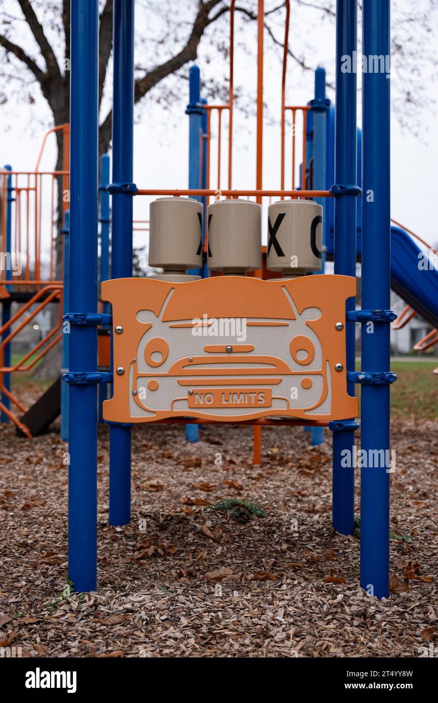 Parco giochi per arrampicate con rappresentazione di una MINI Cooper Foto Stock