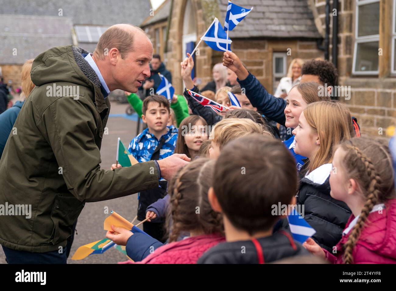 Il Principe di Galles, conosciuto come il Duca di Rothesay quando si trova in Scozia, incontra gli studenti della Burghead Primary School che partecipano a Outfit Moray, un'associazione benefica pluripremiata che offre programmi di apprendimento all'aperto e di attività avventurose in grado di cambiare la vita ai giovani di Moray, in Scozia. Data foto: Giovedì 2 novembre 2023. Foto Stock