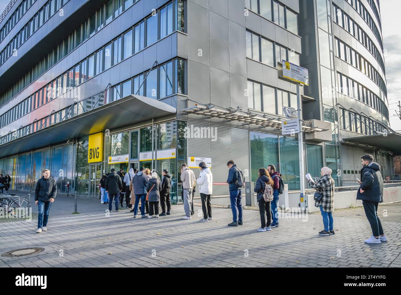 Schlange, Kunden, Kundenzentrum, BVG Hauptsitz, Holzmarktstraße, Mitte, Berlino, Deutschland Foto Stock