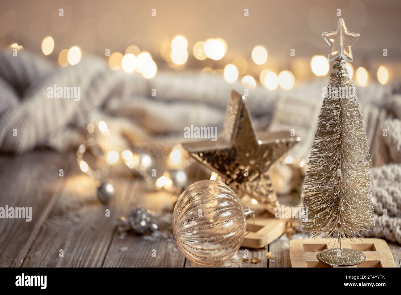 Sfondo con banner di social media minimale con albero di Natale dorato e spazio di design Foto Stock