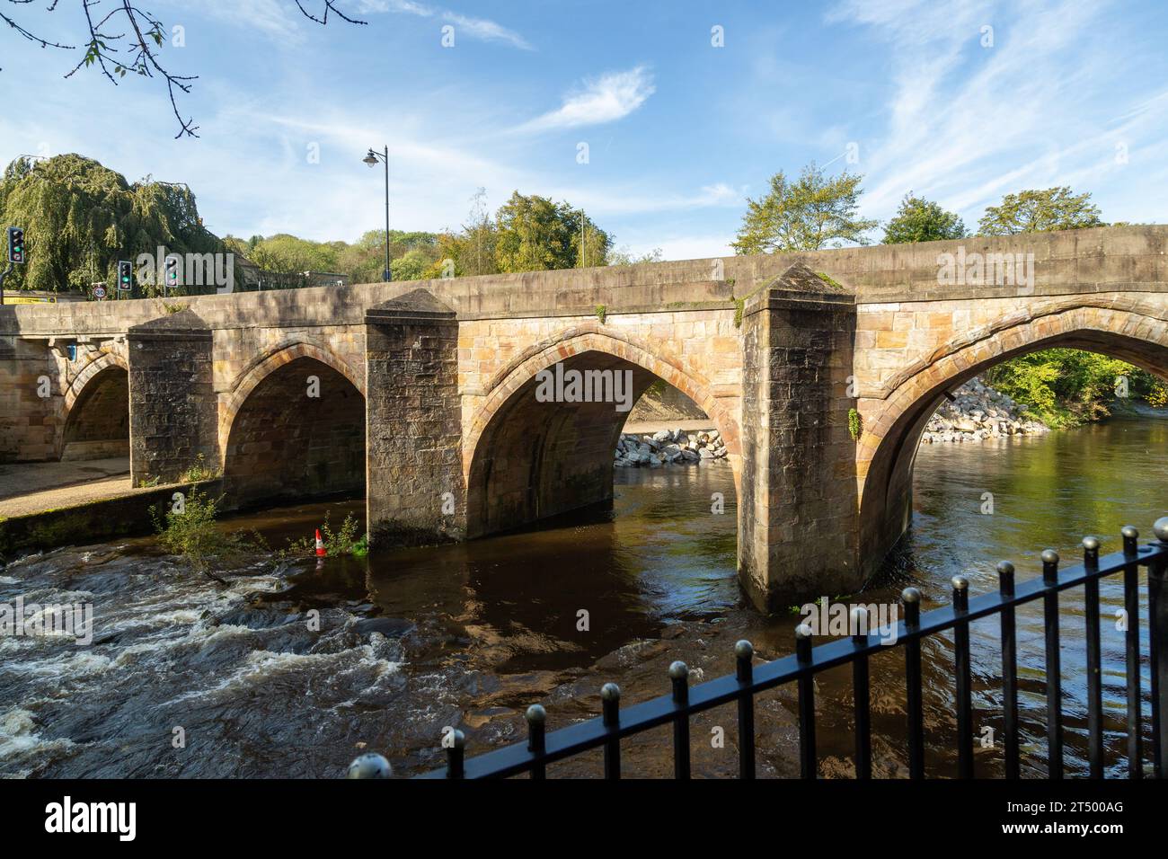 Matlock Bridge, noto anche come Derwent Bridge, è un ponte di pietra che attraversa il fiume Derwent nel centro di Matlock, Derbyshire, Inghilterra Foto Stock