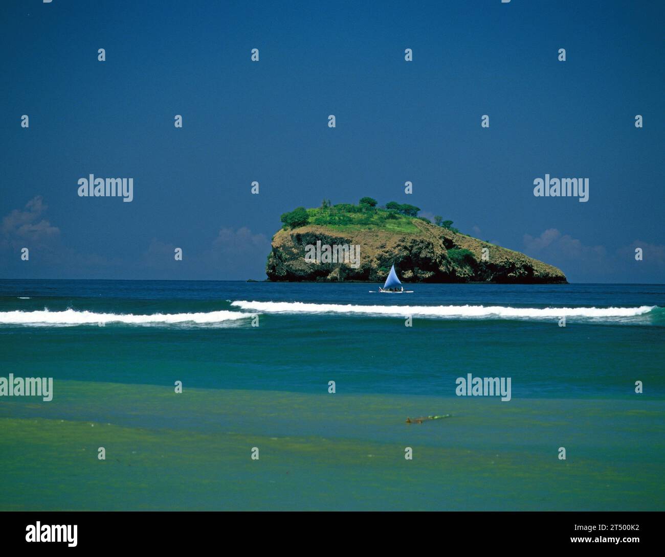 Indonesia. Bali. Outrigger canoa al largo della costa. Foto Stock