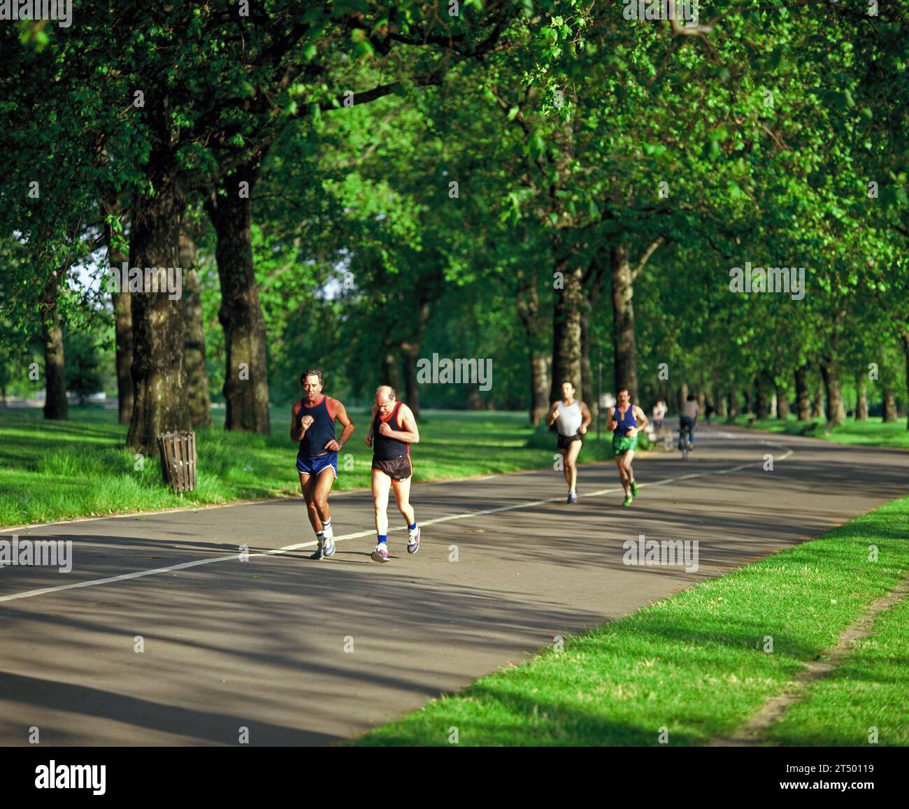 Regno Unito. Inghilterra. Londra. Uomini che fanno jogging a Hyde Park. Foto Stock