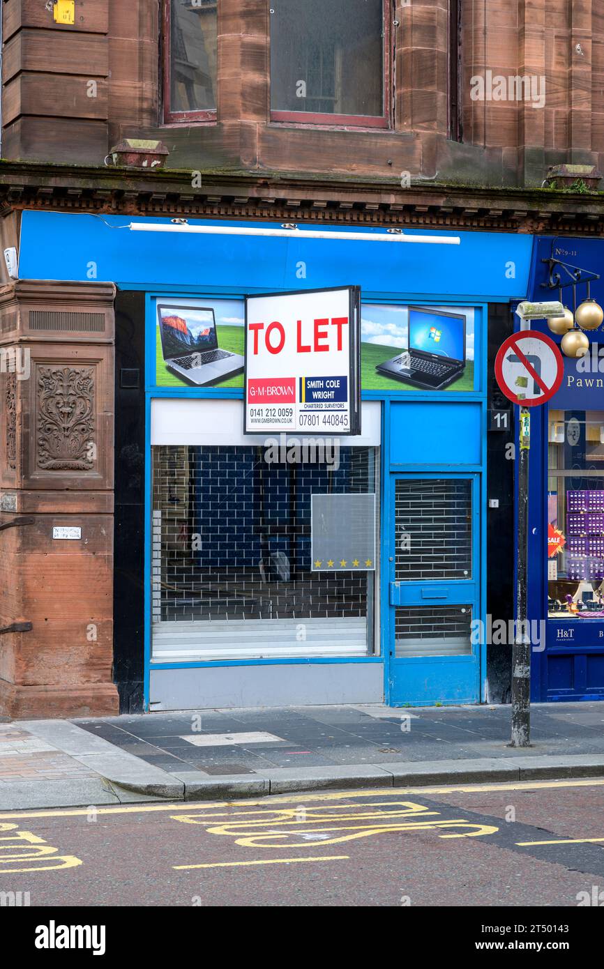 Lasciare un cartello sul fronte del negozio di un'azienda definitivamente chiusa, Bath Street, Glasgow, Scozia, Regno Unito Foto Stock