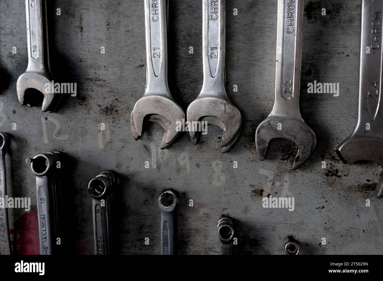 Chiavi e utensili su sfondo metallico. Messa a fuoco selettiva. Foto Stock