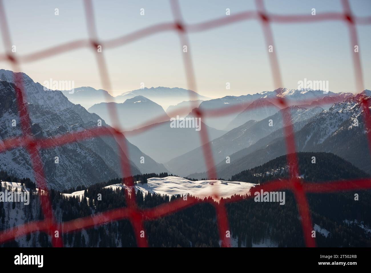 Vista invernale sulle alpi dolomitiche in Italia. Pinzolo nelle giornate invernali di sole. Val Rendena dolomiti alpi italiane, Trentino Italia. Foto Stock