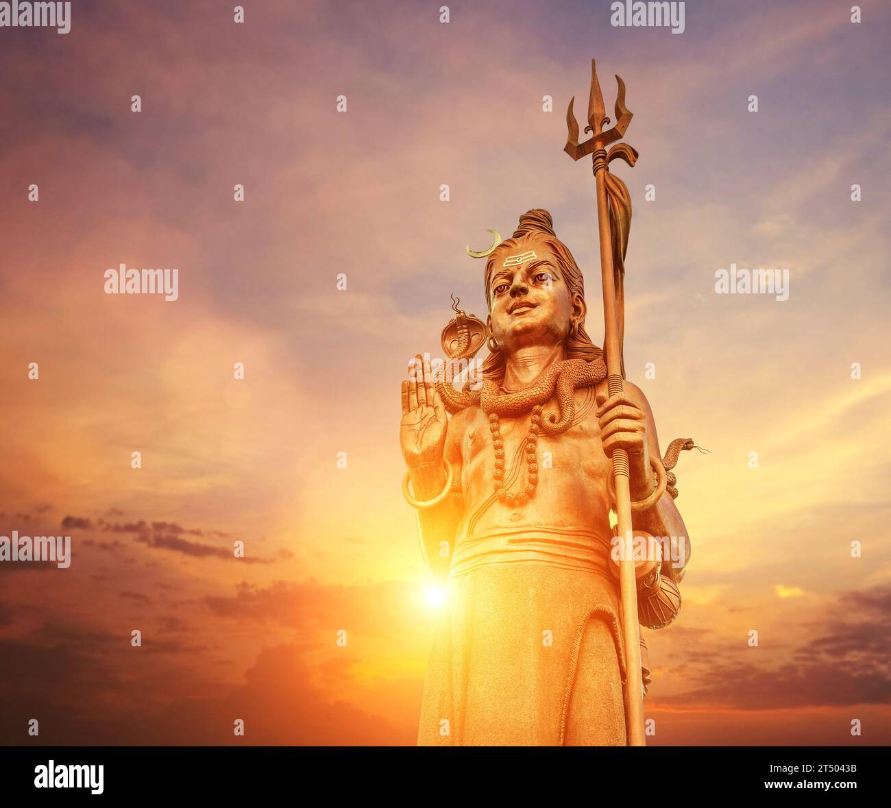 L'enorme statua Shiva Mangal Mahadev è un pezzo d'arte di 33 m nel tempio di Ganga talao sul cielo blu sera tramonto, isola Mauritius. Foto Stock