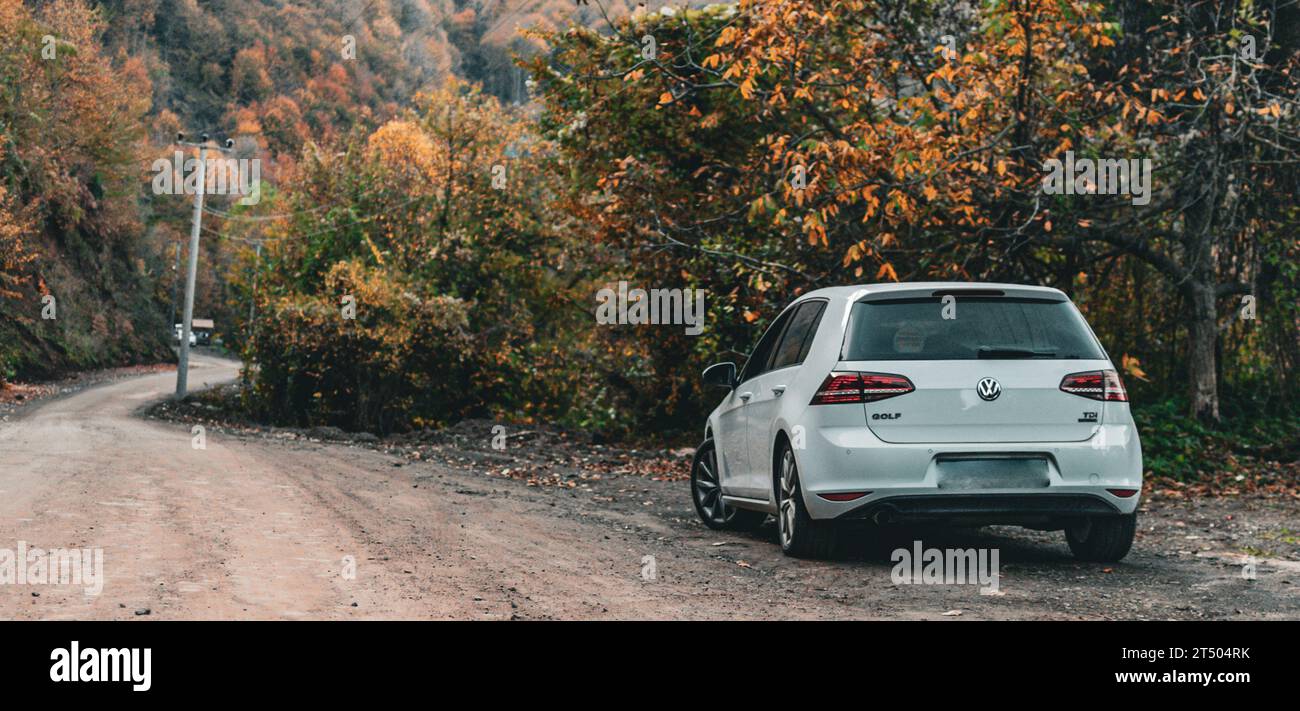 Yuvacik, Kocaeli - 6 novembre 2021: Nel cuore dell'autunno, un viaggio panoramico da ricordare, un viaggio attraverso lo splendore dell'autunno Foto Stock