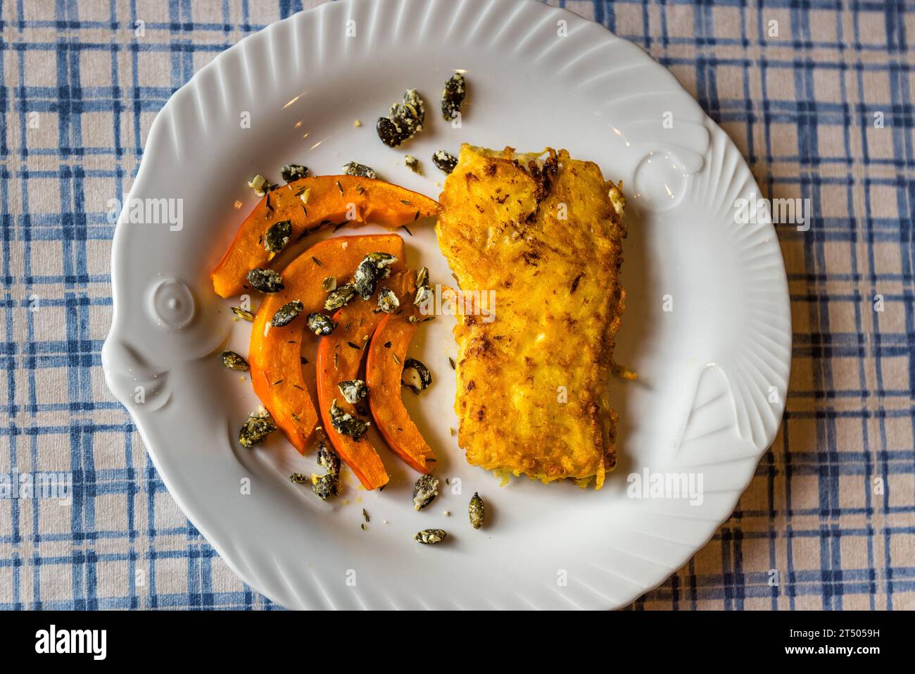 Filetto di carpa con una crosta di patate al rafano e spicchi di zucca, servito al Fischhof Bächer a Wiesau, che offre piatti di carpa durante la stagione della carpa da ottobre ad aprile. Tirschenreuth, Baviera, Germania. Foto Stock