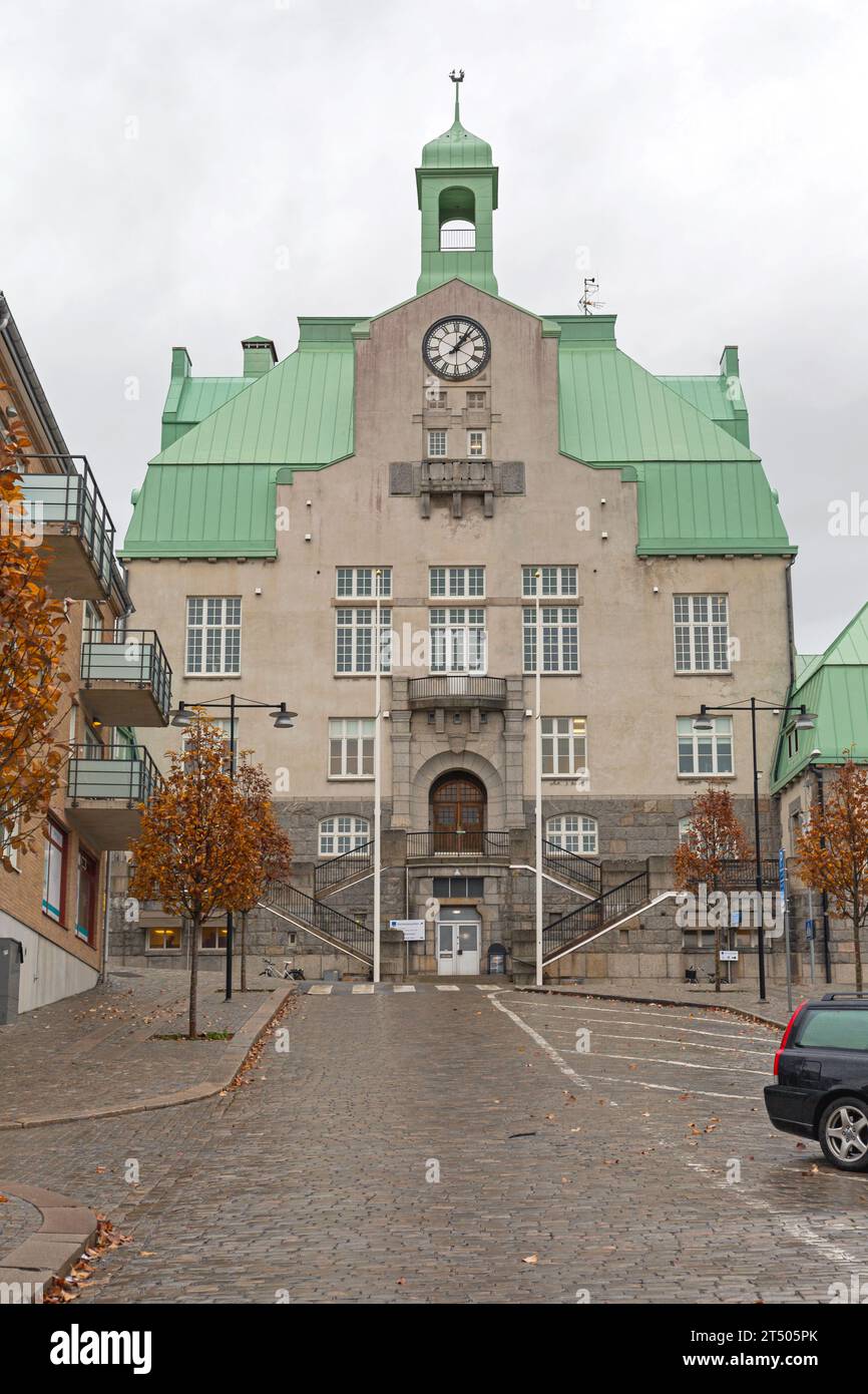 Stromstad, Svezia - 1° novembre 2016: Edificio degli uffici governativi della città di Stromstad in cima alla collina. Foto Stock