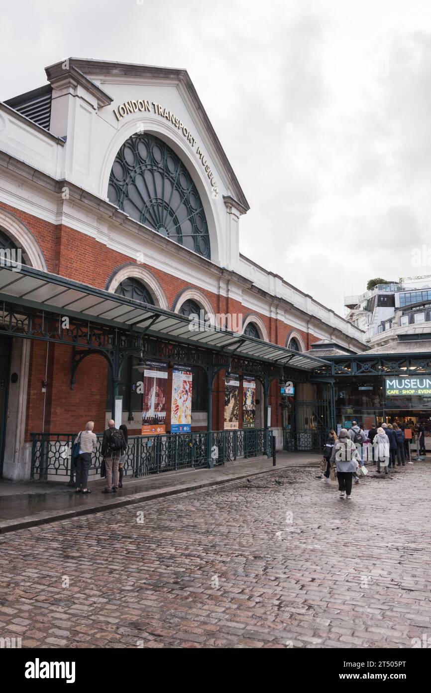 Code di persone fuori dal London Transport Museum, Piazza, Covent Garden, Londra, WC2, Inghilterra, Regno Unito Foto Stock