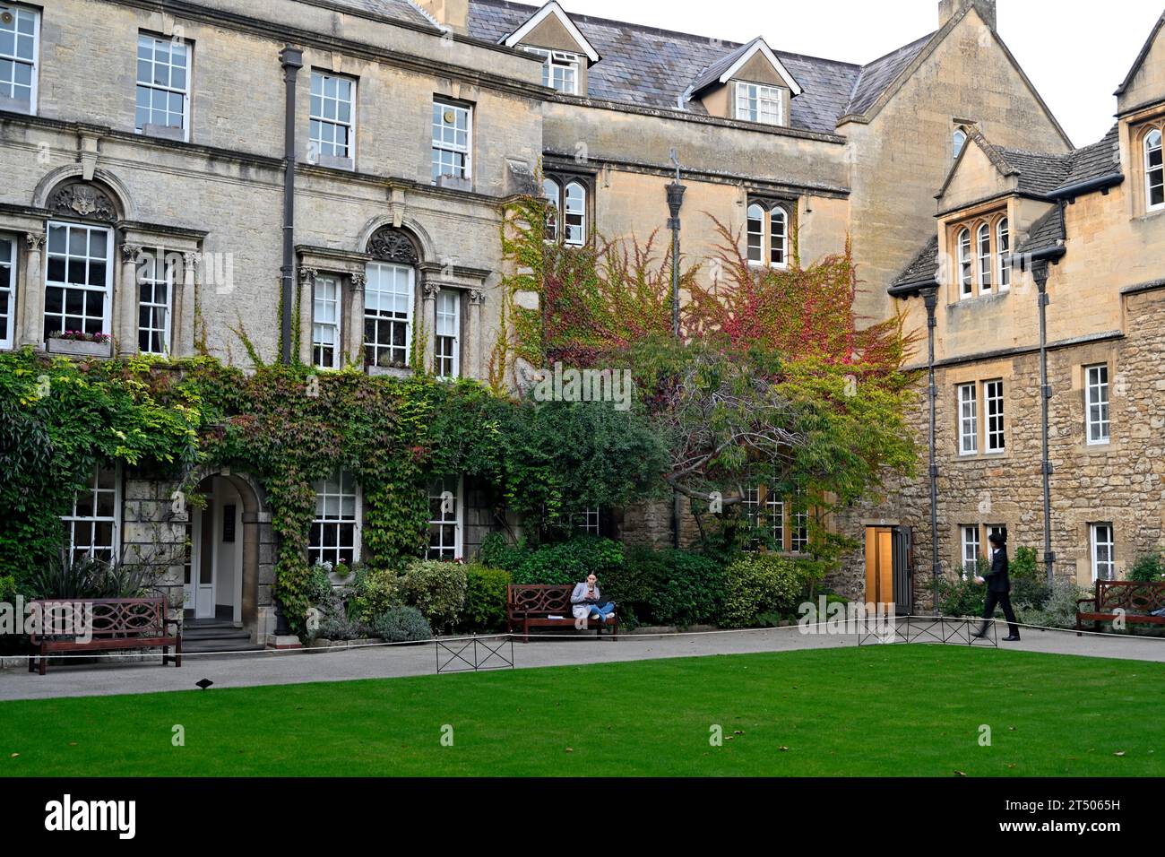 Università di Oxford, studenti intorno al quadrilatero e agli edifici dell'Hertford College, Oxford, Regno Unito Foto Stock