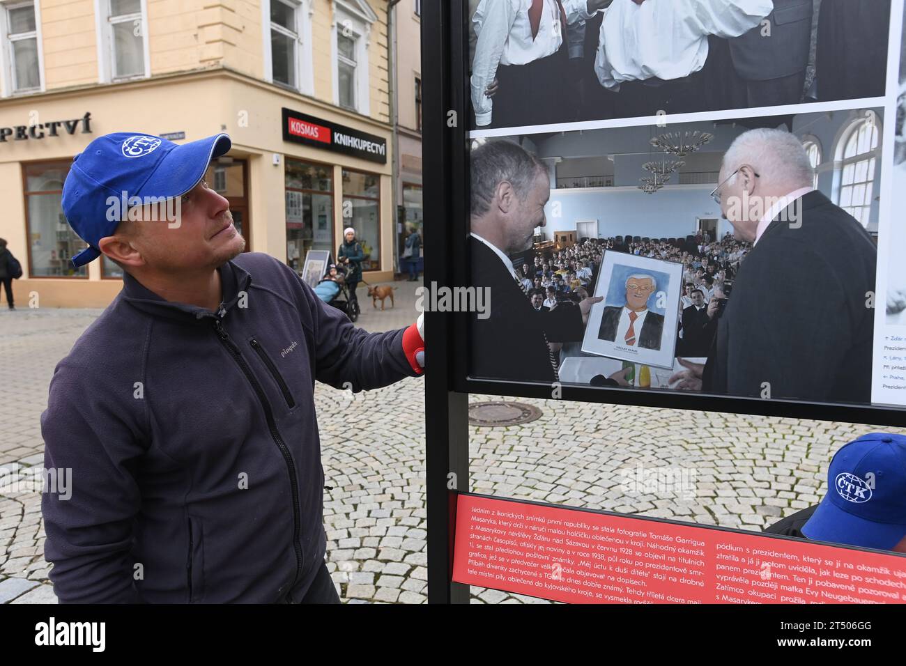 Sumperk, Repubblica Ceca. 2 novembre 2023. Installazione della mostra CTK intitolata Presidential Moments in Sumperk, Repubblica Ceca, 2 novembre 2023. Crediti: Ludek Perina/CTK Photo/Alamy Live News Foto Stock