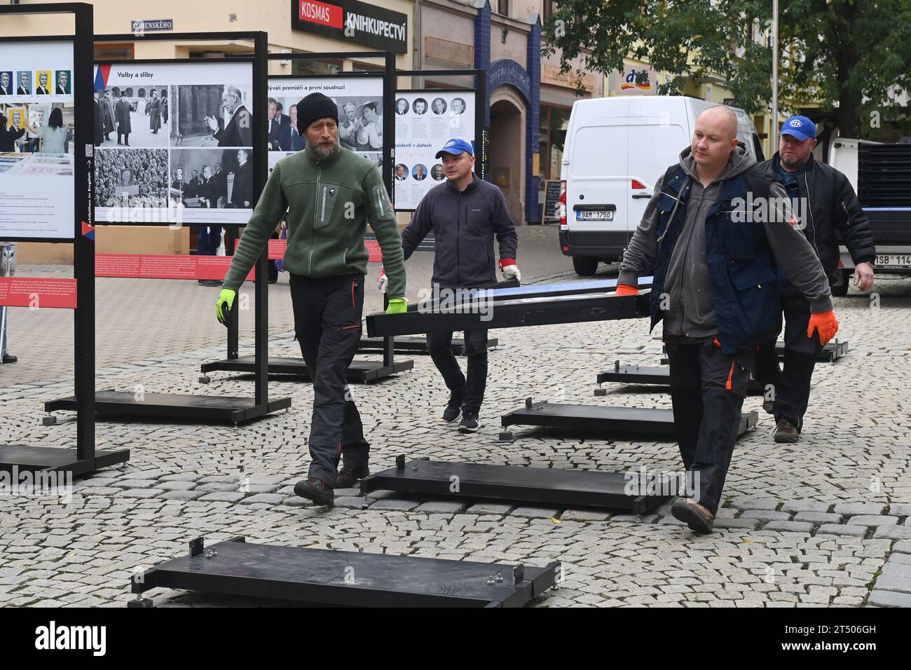 Sumperk, Repubblica Ceca. 2 novembre 2023. Installazione della mostra CTK intitolata Presidential Moments in Sumperk, Repubblica Ceca, 2 novembre 2023. Crediti: Ludek Perina/CTK Photo/Alamy Live News Foto Stock