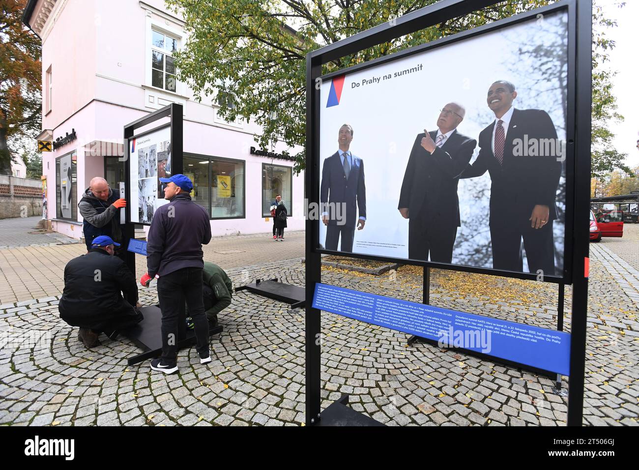 Sumperk, Repubblica Ceca. 2 novembre 2023. Installazione della mostra CTK intitolata Presidential Moments in Sumperk, Repubblica Ceca, 2 novembre 2023. Crediti: Ludek Perina/CTK Photo/Alamy Live News Foto Stock