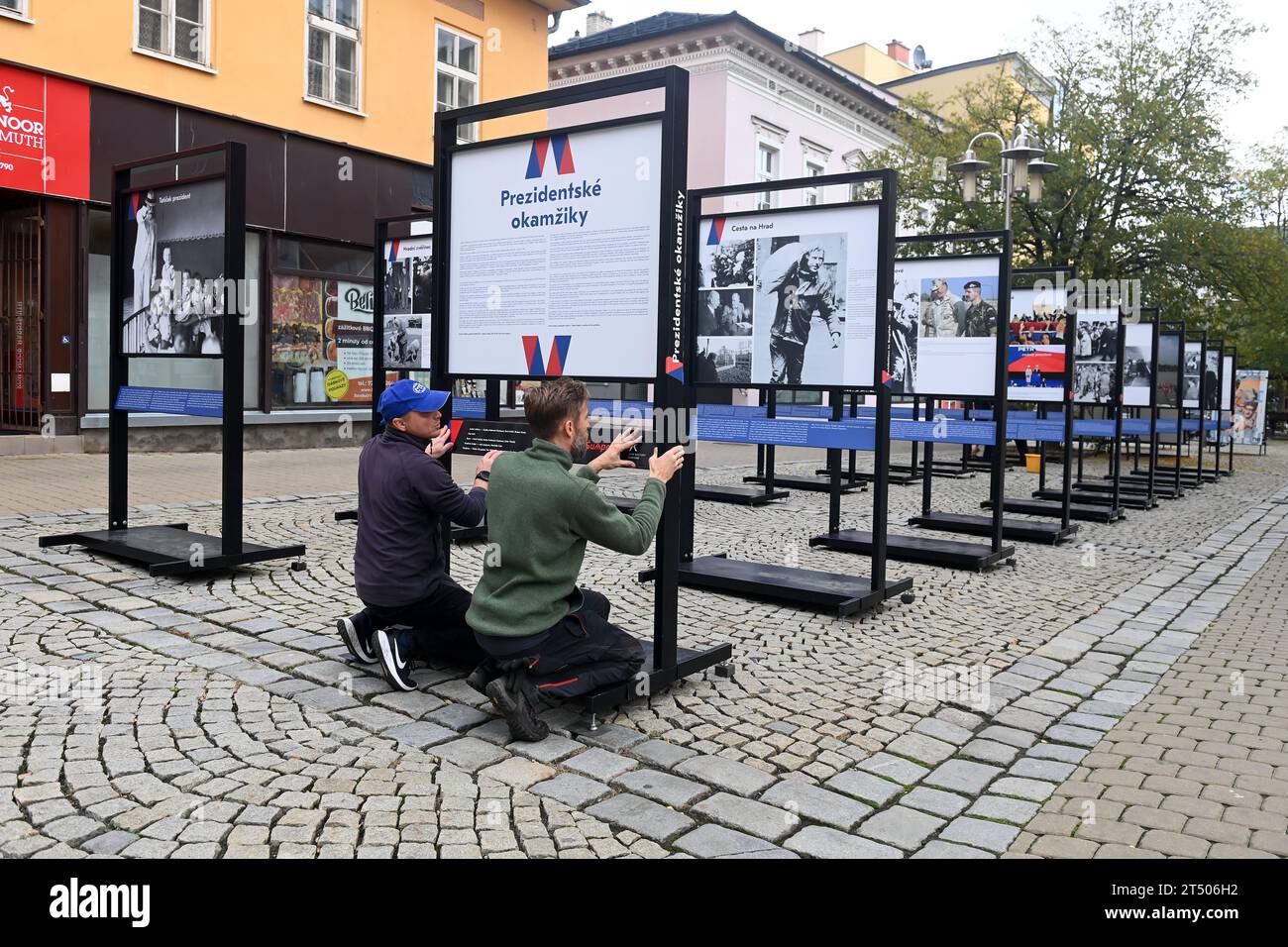 Sumperk, Repubblica Ceca. 2 novembre 2023. Installazione della mostra CTK intitolata Presidential Moments in Sumperk, Repubblica Ceca, 2 novembre 2023. Crediti: Ludek Perina/CTK Photo/Alamy Live News Foto Stock