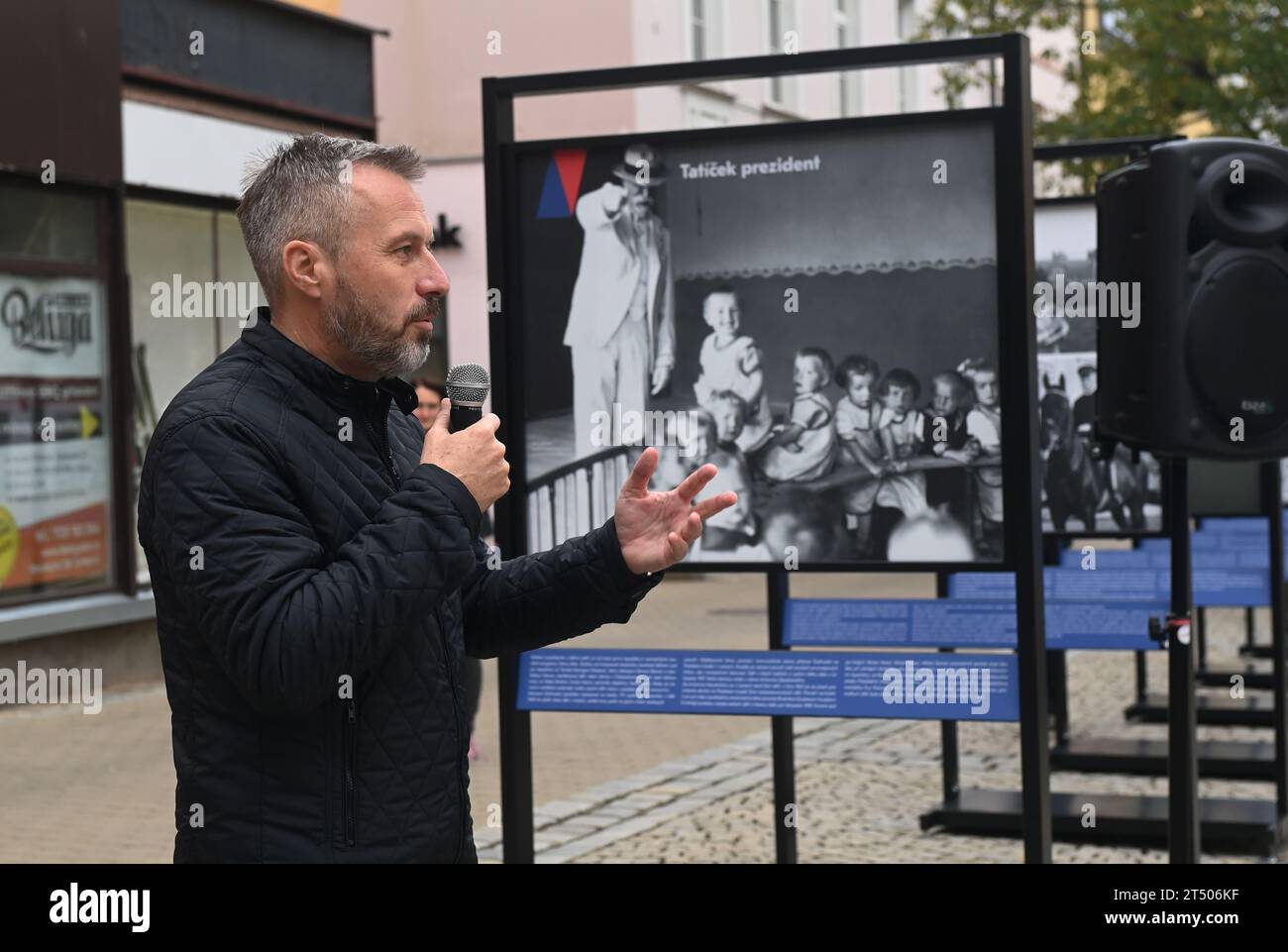 Sumperk, Repubblica Ceca. 2 novembre 2023. Il sindaco di Sumperk Miroslav Adamek partecipa all'apertura della mostra CTK intitolata Presidential Moments in Sumperk, Repubblica Ceca, 2 novembre 2023. Crediti: Ludek Perina/CTK Photo/Alamy Live News Foto Stock