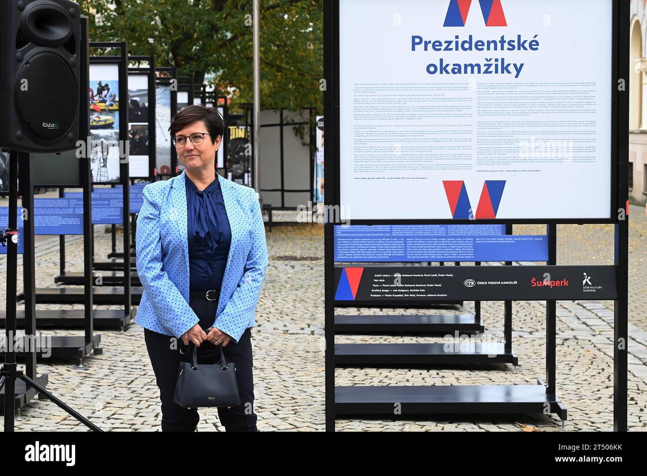 Sumperk, Repubblica Ceca. 2 novembre 2023. La redattrice capo della Czech News Agency (CTK) Radka Matesova Markova partecipa all'apertura della mostra CTK intitolata Presidential Moments in Sumperk, Repubblica Ceca, 2 novembre 2023. Crediti: Ludek Perina/CTK Photo/Alamy Live News Foto Stock