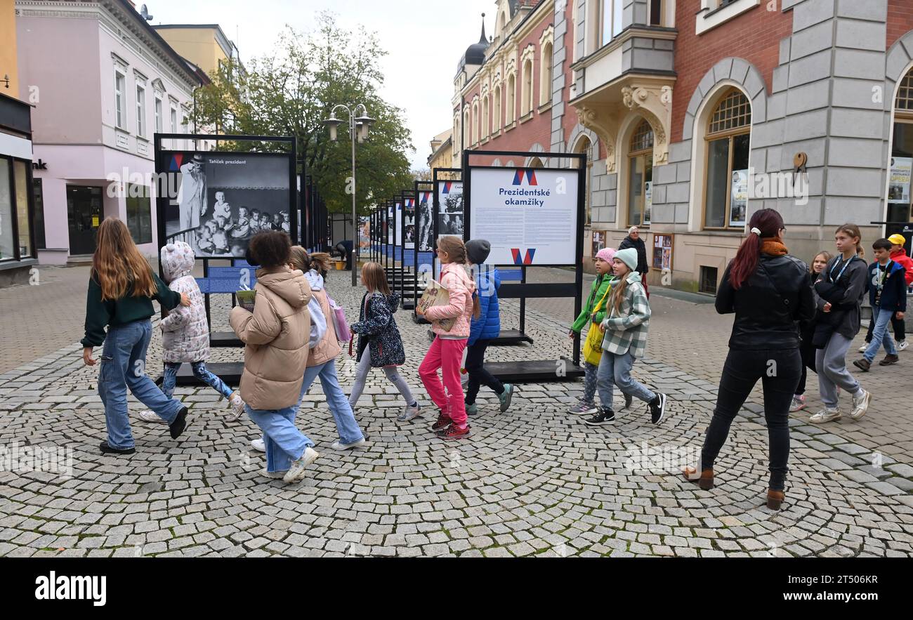 Sumperk, Repubblica Ceca. 2 novembre 2023. Installazione della mostra CTK intitolata Presidential Moments in Sumperk, Repubblica Ceca, 2 novembre 2023. Crediti: Ludek Perina/CTK Photo/Alamy Live News Foto Stock