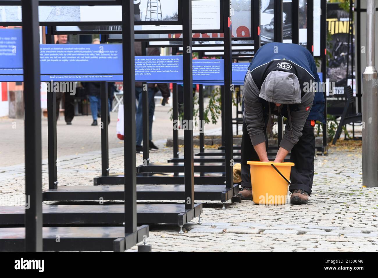 Sumperk, Repubblica Ceca. 2 novembre 2023. Installazione della mostra CTK intitolata Presidential Moments in Sumperk, Repubblica Ceca, 2 novembre 2023. Crediti: Ludek Perina/CTK Photo/Alamy Live News Foto Stock