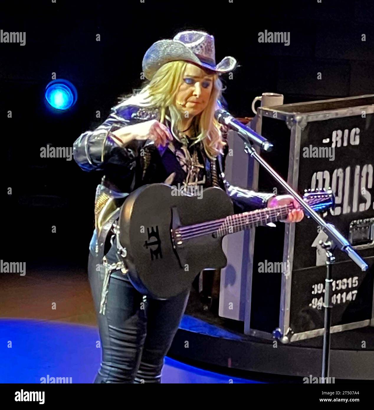 2 novembre 2023, New York, New York, USA: La cantante MELISSA ETHERIDGE esegue il suo classico successo â€˜come to my Windowâ€™ durante il finale del suo spettacolo di Broadway â€˜Melissa Etheridge: My Windowâ€™ tenutosi al Circle in the Square Theater. (Immagine di credito: © Nancy Kaszerman/ZUMA Press Wire) SOLO USO EDITORIALE! Non per USO commerciale! Foto Stock