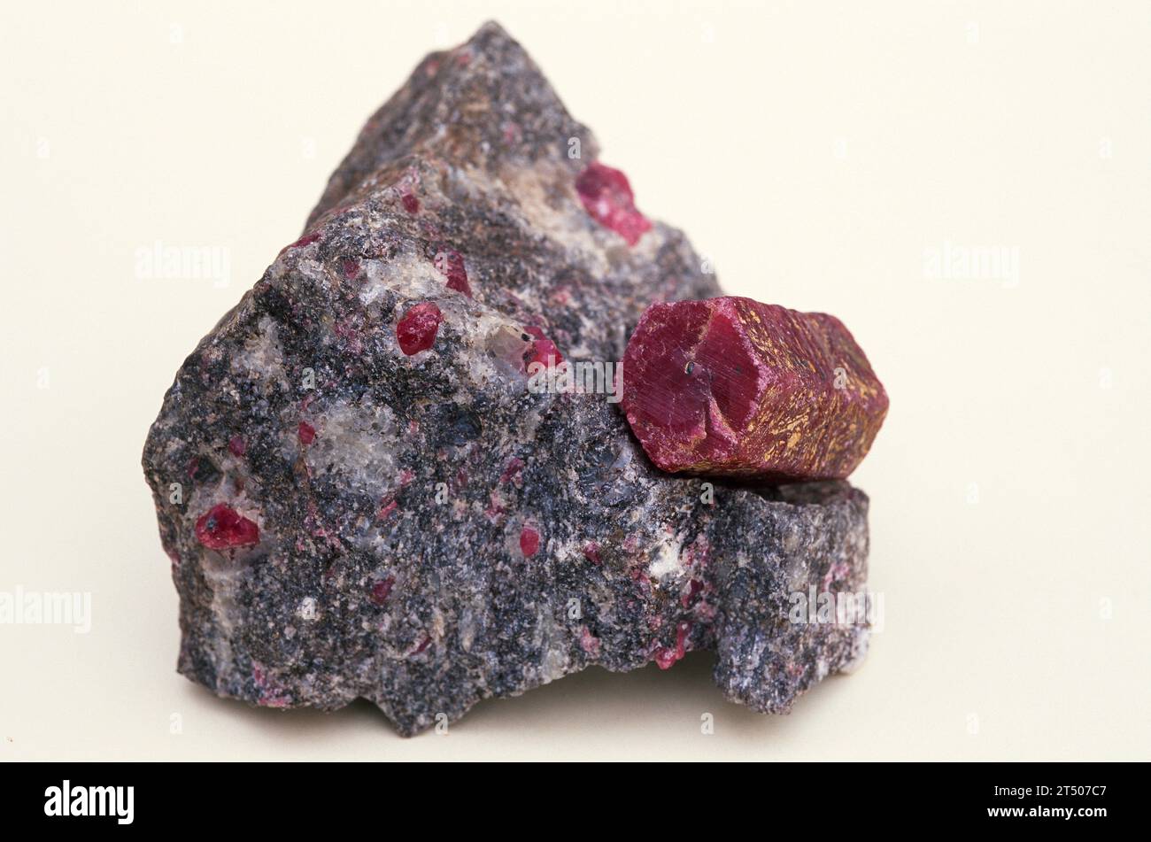 Il corindone è un minerale di ossido di alluminio. Il rosso variato è rubino. Foto Stock