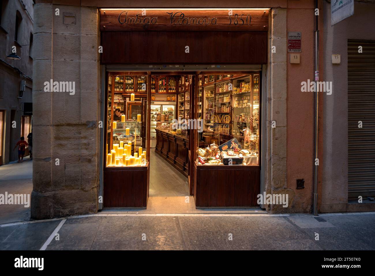Antiga Vilanova Store, un emblematico negozio di alimentari nel centro storico di Vic (Osona, Barcellona, Catalogna, Spagna). Es. Tienda Antiga Vilanova, Vic Foto Stock