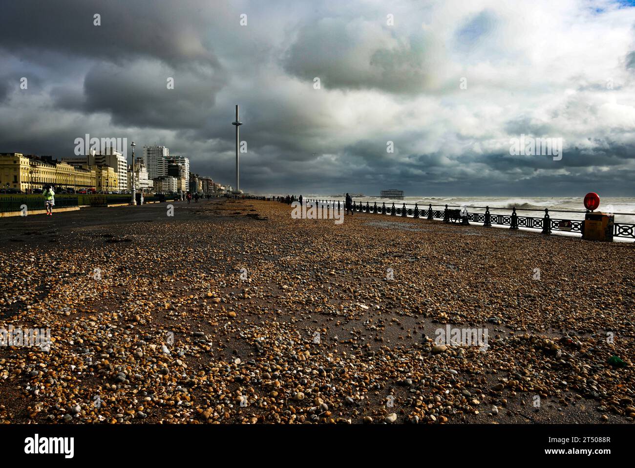 Brighton Beach, City of Brighton & Hove, East Sussex, Regno Unito. Tempesta Ciarán durante l'alta marea sulla spiaggia di Brighton. 2 novembre 2023. David Smith/Alamy News Foto Stock