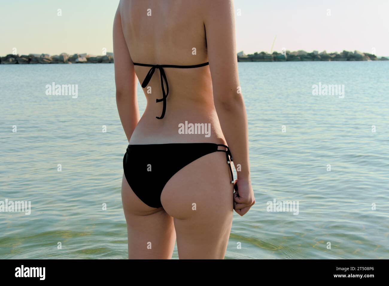 Primo piano delle parti del corpo femminile sulla spiaggia. Vacanze estive. Foto Stock