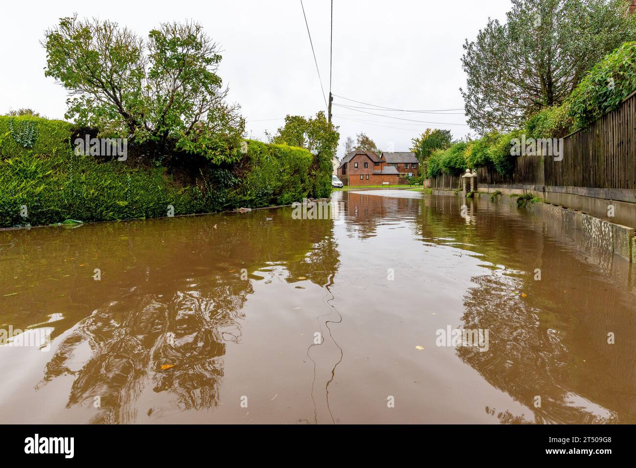 Fordingbridge, Hampshire, Regno Unito, 2 novembre 2023: Meteo. La tempesta Ciarán frusta nelle contee meridionali dell'Inghilterra, dove gli avvisi meteorologici gialli e gialli sono in atto per forti venti e forti piogge durante il pomeriggio. L'inondazione ha chiuso Bowerwood Road alla maggior parte dei veicoli. Crediti: Paul Biggins/Alamy Live News Foto Stock