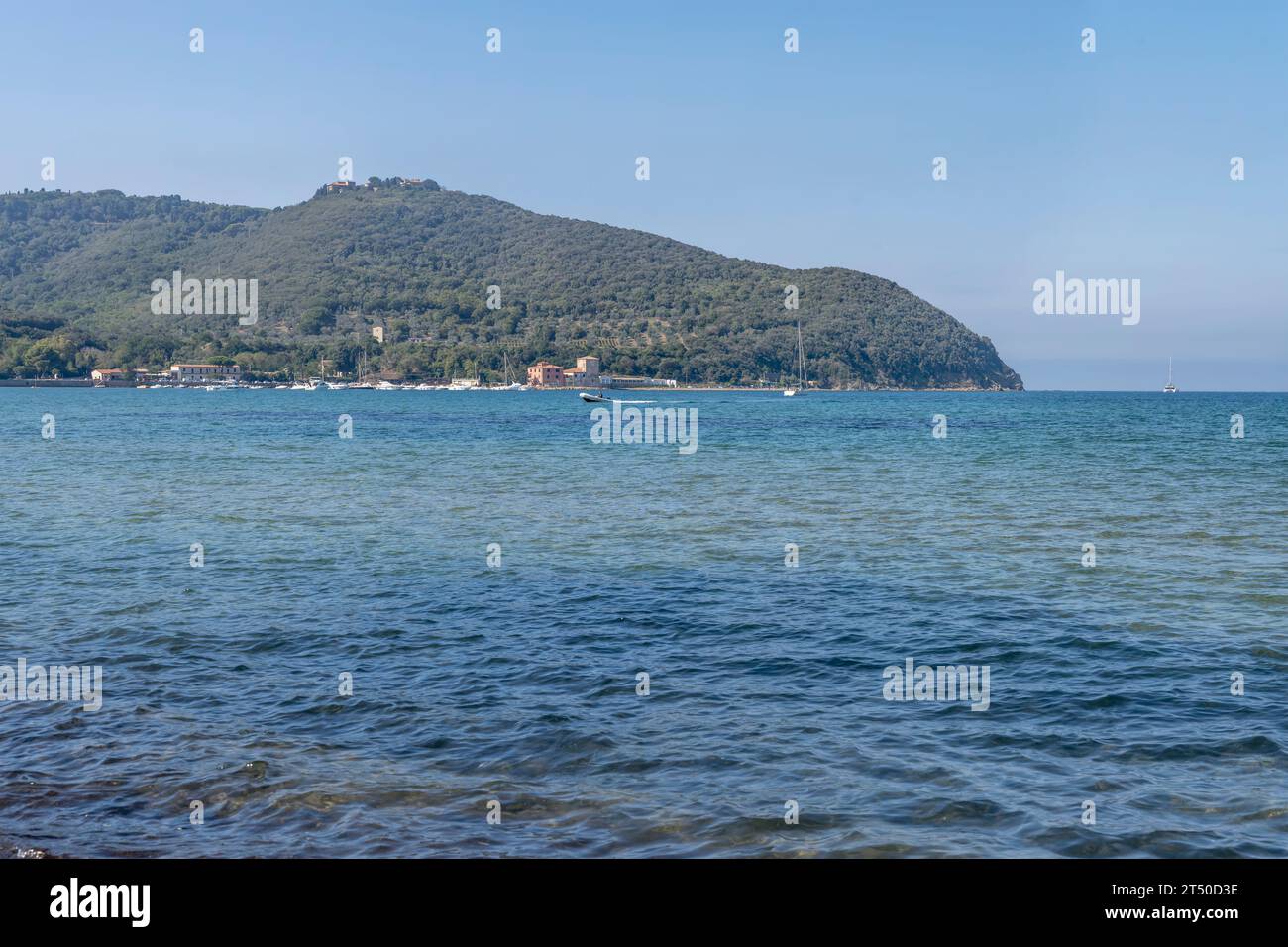 Paesaggio con il lato meridionale del golfo mediterraneo, girato con una luce brillante all'inizio dell'autunno a Baratti, Toscana, Italia Foto Stock