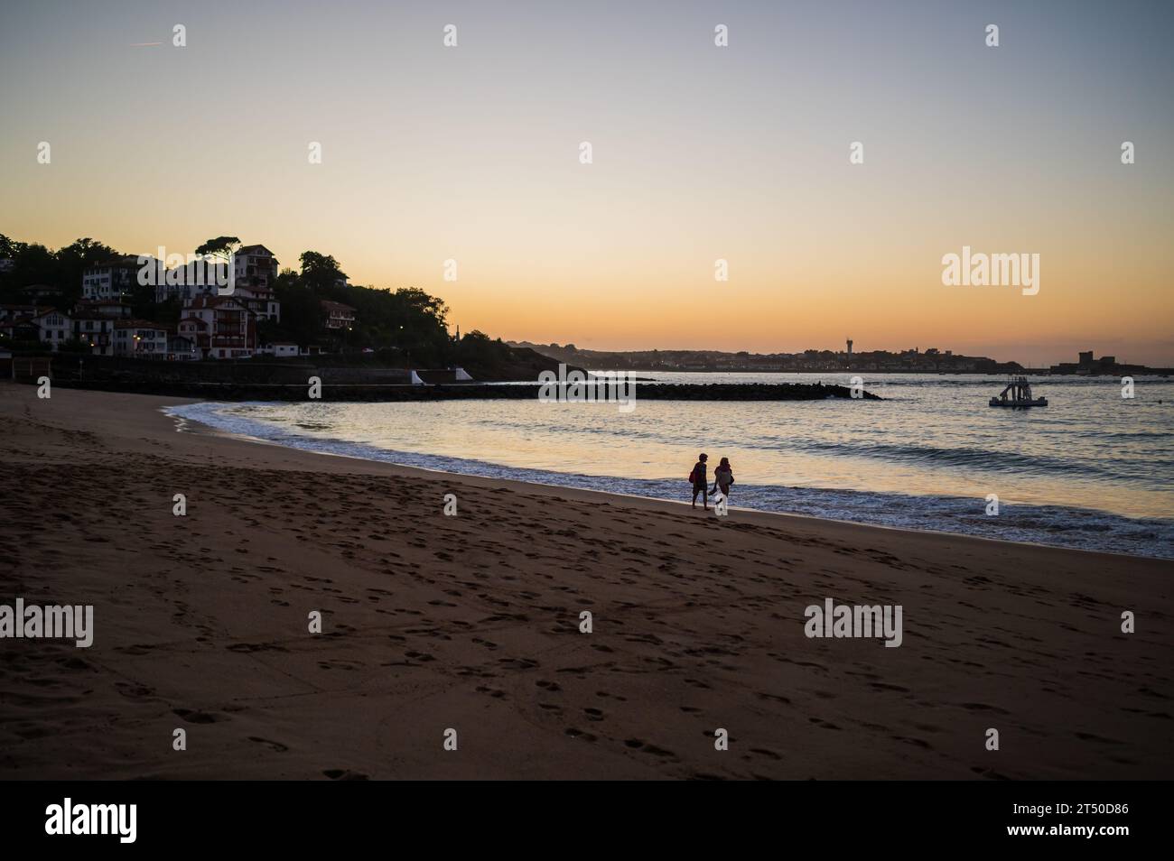 Grande Plage Beach al tramonto a Saint Jean de Luz, città di pescatori alla foce del fiume Nivelle, nel sud-ovest dei Paesi Baschi della Francia Foto Stock