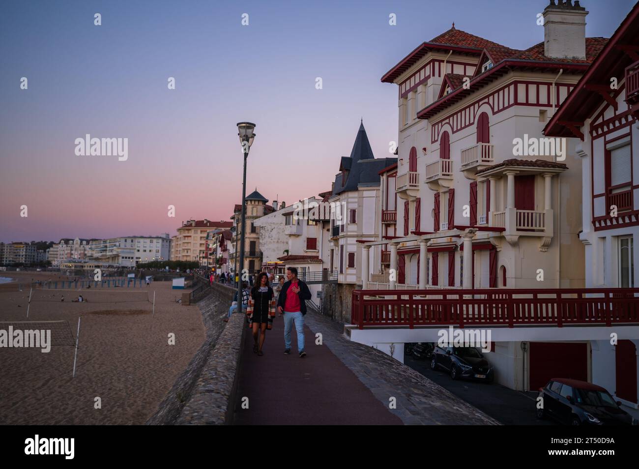 Passeggiata sul lungomare Jacques Thibaud di fronte alla spiaggia grande Plage di Saint Jean de Luz, cittadina di pescatori alla foce del fiume Nivelle, a sud Foto Stock