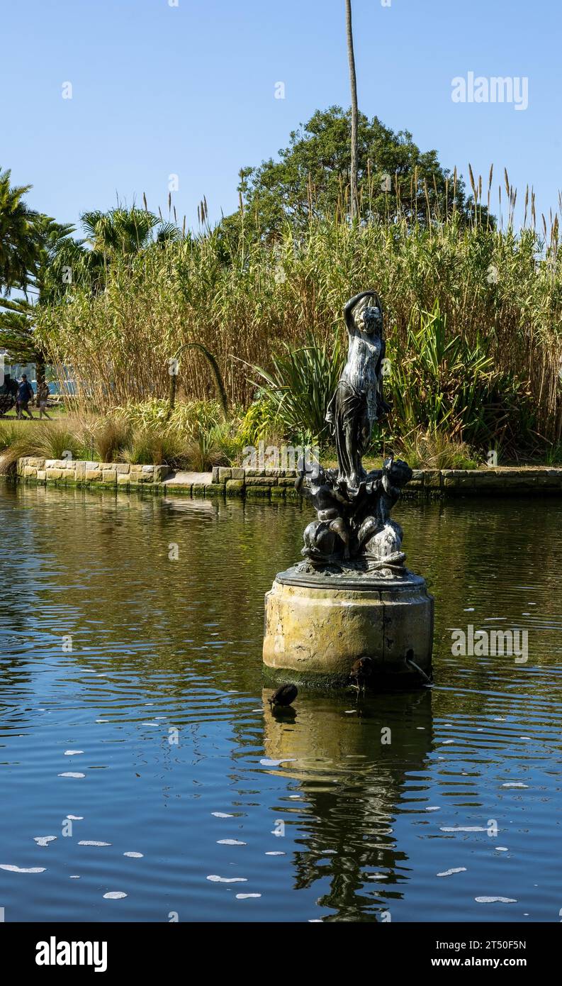Statua nel lago all'interno dei giardini botanici reali, Sydney, NSW, Australia Foto Stock