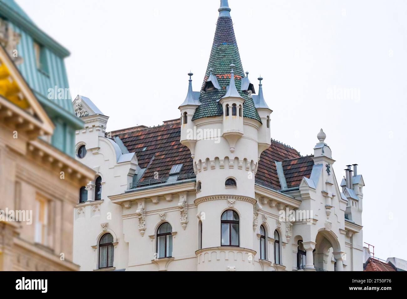 Dettaglio di un edificio a più piani decorato con torri medievali nel centro di Vienna Foto Stock